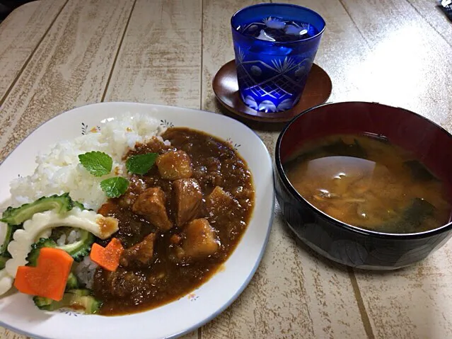 Snapdishの料理写真:今日の男飯(⌒-⌒; )たっぷり煮込みましたカレー(解凍)withピクルスand味噌汁♫|ひーちゃんさん