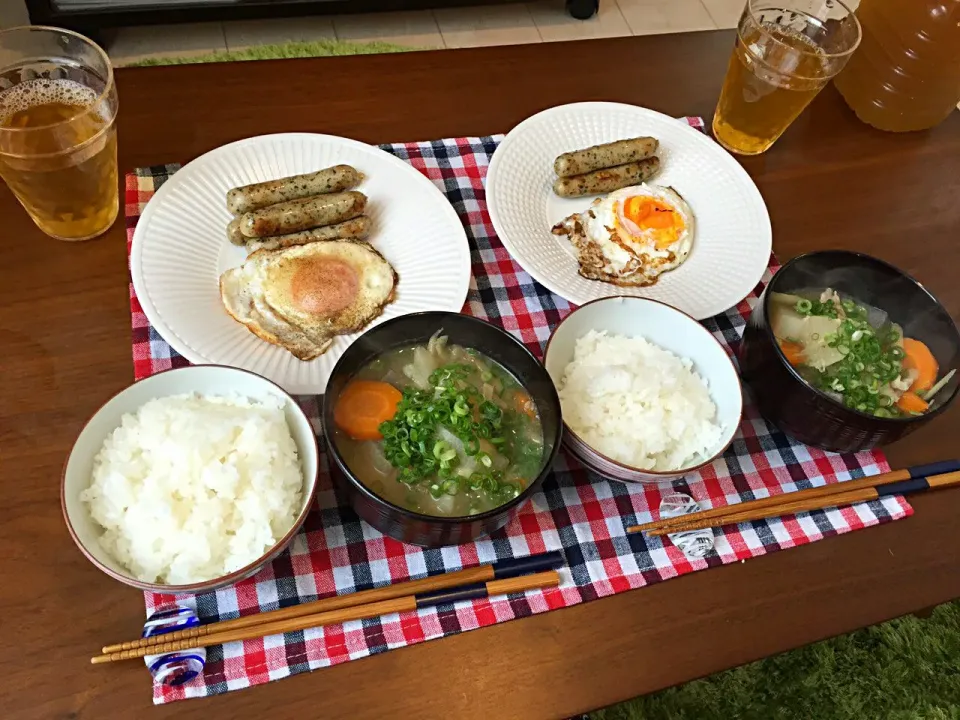 週末ブランチ♡豚汁、ご飯、ソーセージ、目玉焼き|未来さん