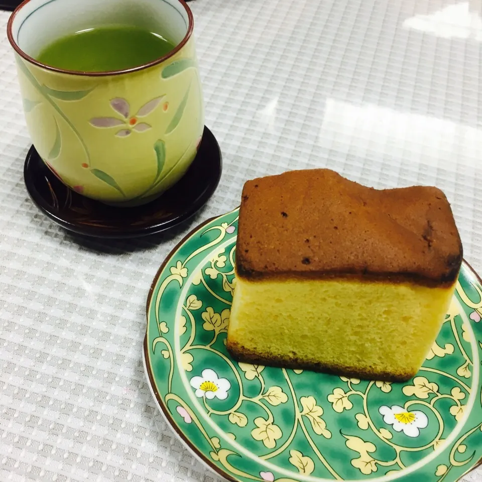 Snapdishの料理写真:カステラ、緑茶|みぃさん