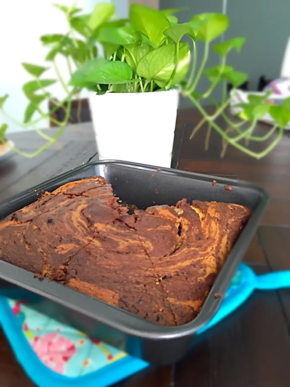 Leftover cocoa powder makes a moist marble buttery cake for tea.|Carol Yewさん