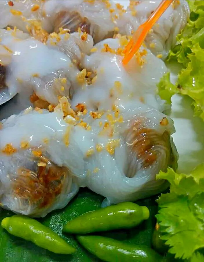 ข้าวเกรียบปากหม้อ  Thai steamed rice- skin     dumplings..|Newsone Fotografiaさん