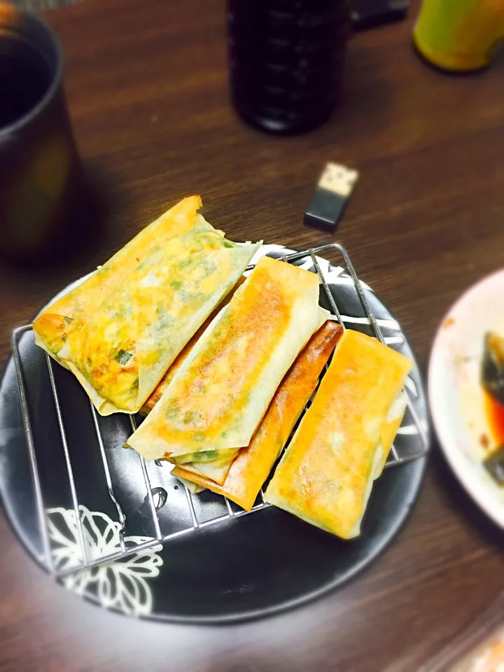 Snapdishの料理写真:簡単ニラ玉春巻き(´･_･`)|紫 雫さん