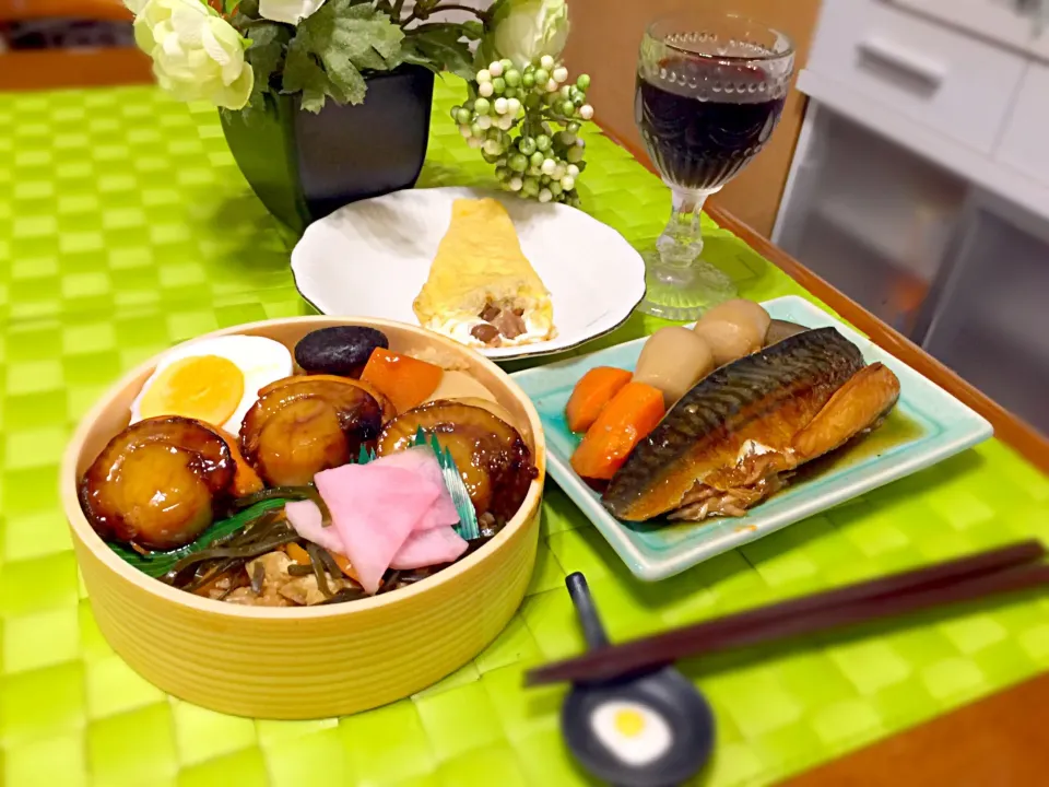 Snapdishの料理写真:本日の深夜の晩餐🍷
噴火湾産ホタテのワッパ飯
鯖の煮付け

デザートにマロンクレープ(o^^o)|マニラ男さん