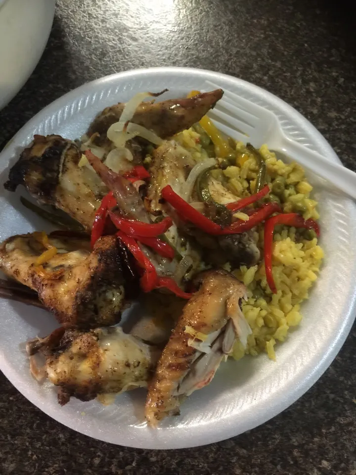 Baked chicken wings w/ yellow rice & green peas...|Richard Thompsonさん