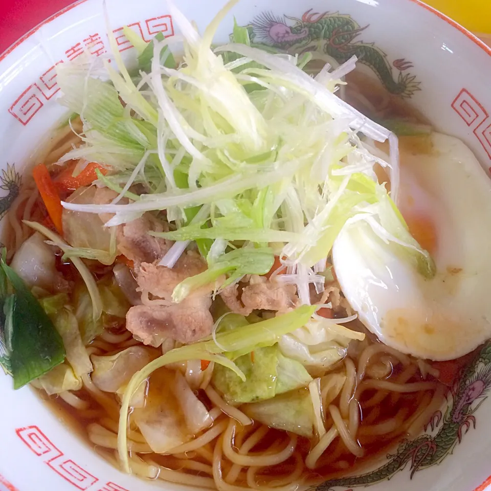 日清ラ王醤油味(*^_^*)レンチンです（笑）ラーメン丼にお湯入れて麺入れてラップして4カ所お箸で穴を開けてレンジで4分（笑）熱いから気をつけてね〜🌟牛肉とキャベツ人参を炒めて、白髪ネギをたっぷり、そして、これ又レンチン卵（笑）卵の黄身にお箸で一カ所穴を開けてラップしてチン‼️あっという間に出来るから目を離さないでね(|はみちゃんさん