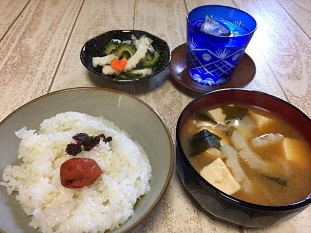 今日の男飯(⌒-⌒; )朝ごはんバージョン♫梅干しand味噌汁(豆腐、ワカメ、煮干し、玉ねぎ、白ゴーヤ入り)andピクルス♫|ひーちゃんさん