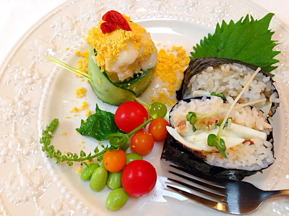 朝ごはん  ゆで卵と鰹節と味噌とカイワレのおにぎらず。  たまねぎの重ね煮入りポテトサラダ  ゴジベリー乗せ  たまねぎの重ね煮と甘酒のドレッシング|プリュパリスさん