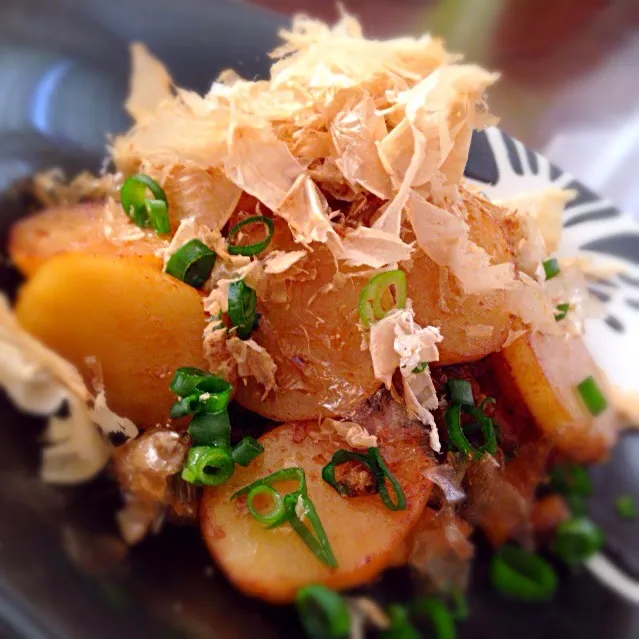 izoomさんの料理 じゃがいものアサツキ&おかかまみれ 【Fried potatoes dusted w/ Japanese chive and bonito flakes 】|ららさん