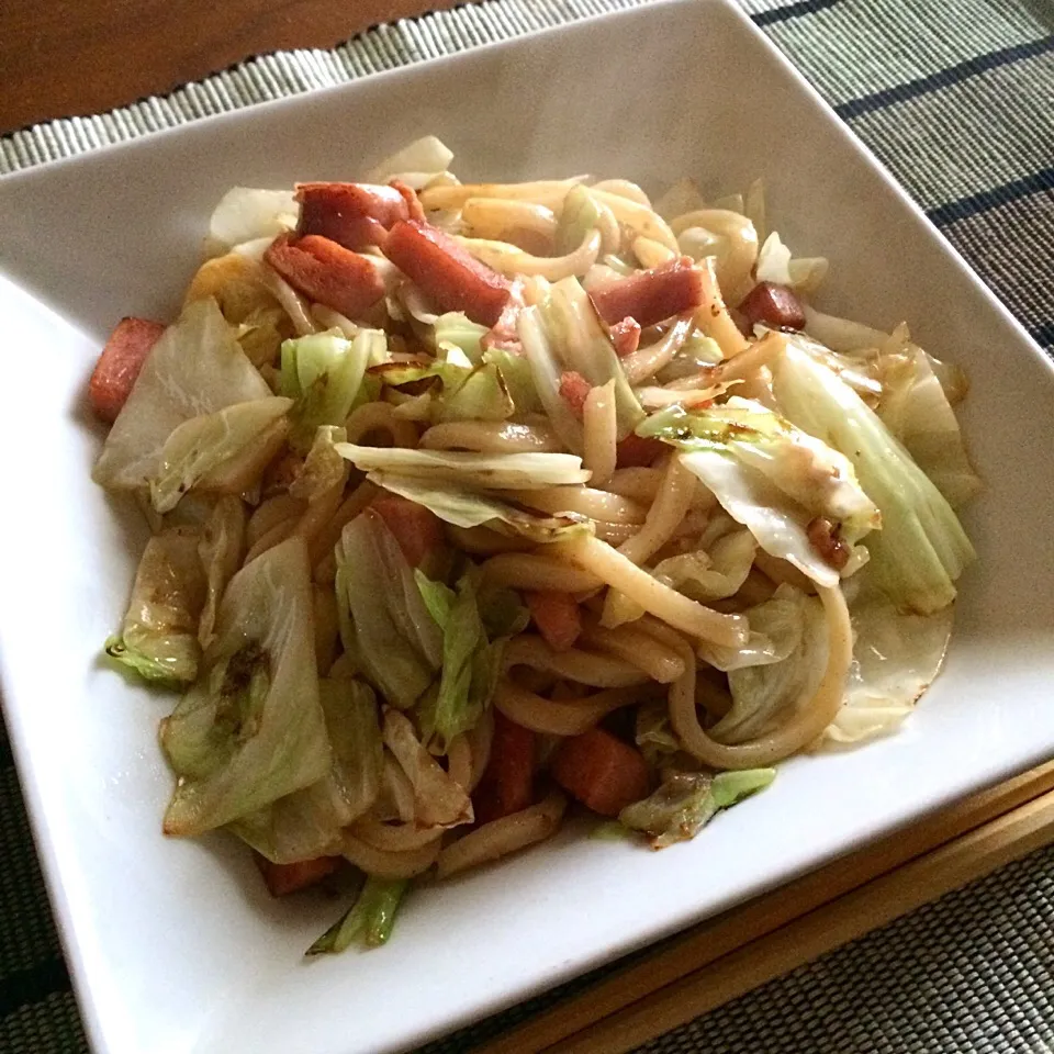 スパムとキャベツの焼きうどん|マユマユさん