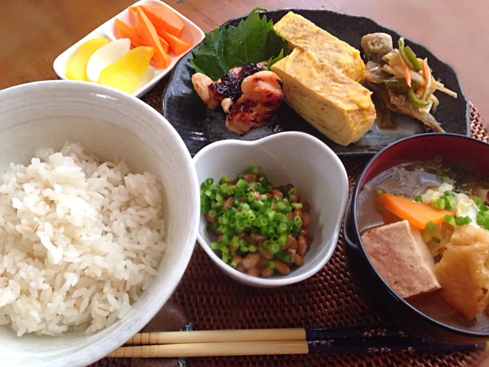 朝ごはんというか昼ごはんというか
⭐️麦入りごはん
⭐️具沢山味噌汁
⭐️鶏肉の液塩漬け焼き
⭐️出汁巻きたまご
⭐️豆アジの南蛮漬け
⭐️納豆
⭐️人参ピクルスと沢庵
昨夜はお友達と夜更かし。あまりお酒を飲まなかったからお腹すいて目覚め、お味噌汁が飲みたい〜と思って、和メニューに。落ち着く(o^^o)|アイさん