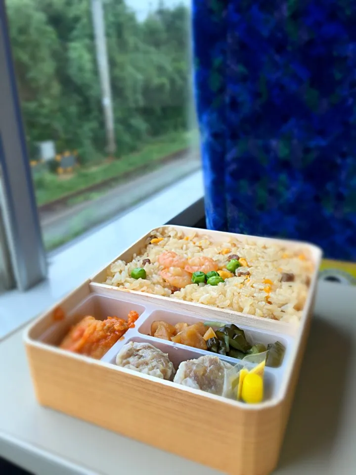 崎陽軒のチャーハン弁当、ただいま茅ヶ崎あたり (￣▽￣)|赤いウインナーさん