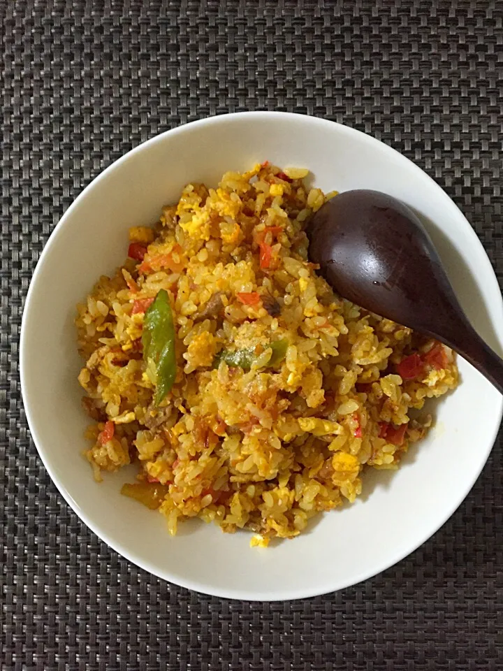 カレーチャーハンリメイク💛🍅💛トマトとチーズを足す😍クルミとフライドオニオンも|葉っぱのおさらyokomamaさん