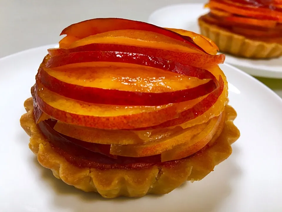 Almond cream tartlet w/ fresh nectarine|gonbenさん