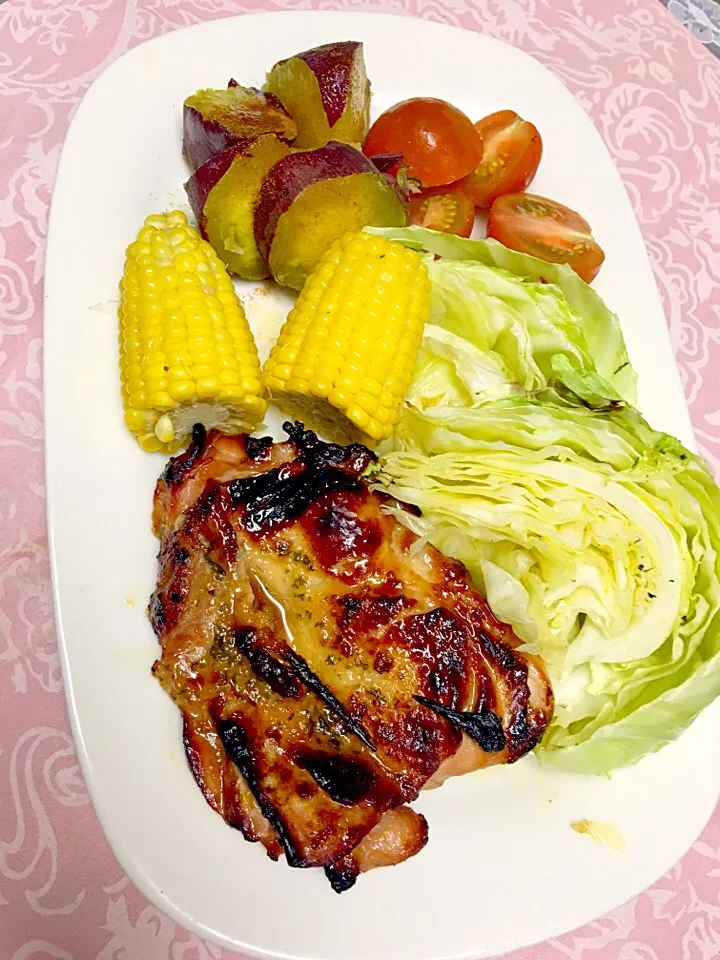 鶏もも肉の塩麹ソテー🍖
とうもろこしとサツマイモは茹でて🌽
キャベツはオリーブオイルをかけちょっとオーブンで焼いただけ🍴|きゅうちゃんさん