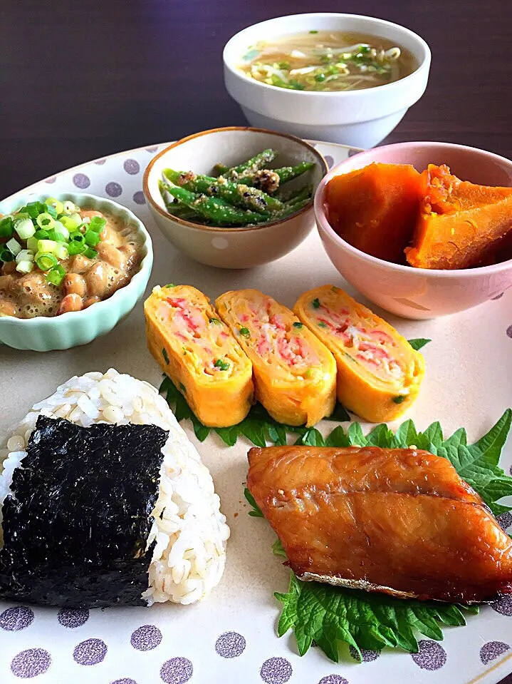 ⭐️おにぎり（明太昆布）
⭐️鰆のみりん干し
⭐️カニカマとネギの卵焼き
⭐️かぼちゃの煮物
⭐️いんげんの胡麻和え
⭐️納豆
⭐️モヤシと細ネギの味噌汁|よっちぃさん