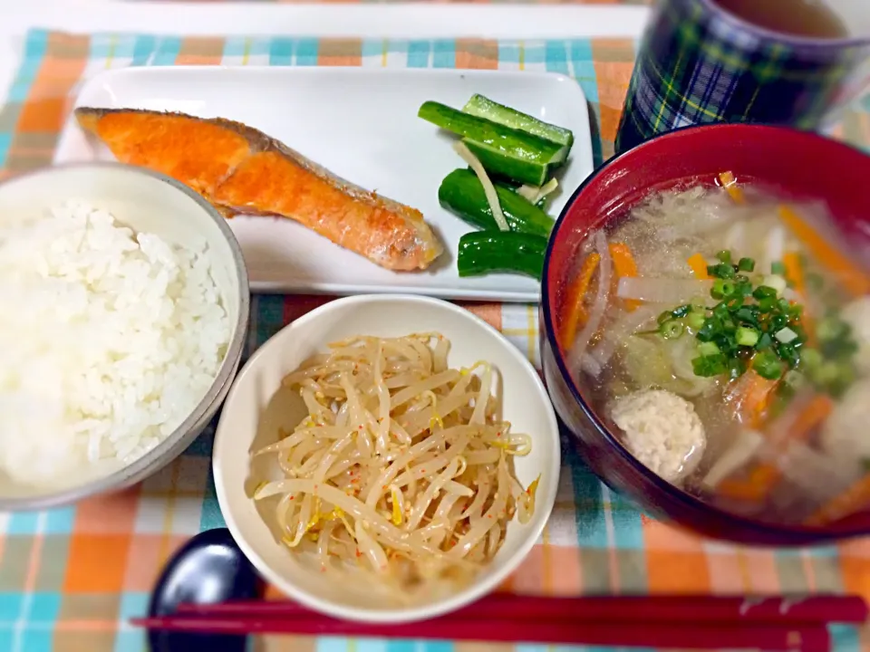 ・野菜たっぷり鶏団子スープ
・焼き鮭
・きゅうりの浅漬け
・ラーメン屋風辛モヤシ|chocolatさん