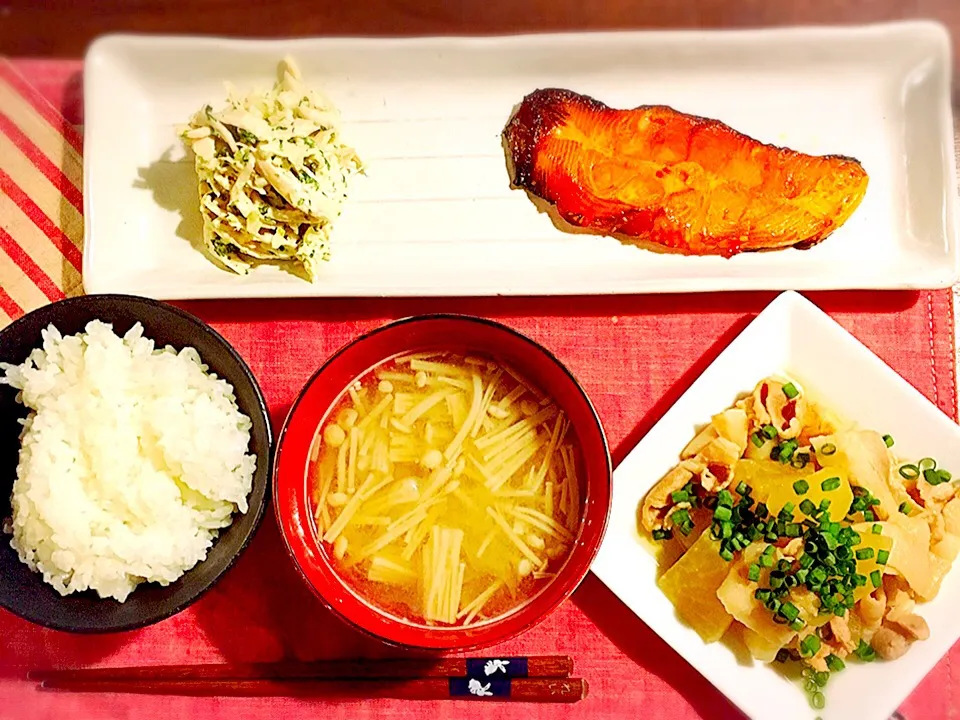 今日の夜ご飯
豚バラと大根の炒め煮
セロリとパセリとササミのサラダ
カレイのみりん干し
エノキのお味噌汁
ご飯|nachiさん