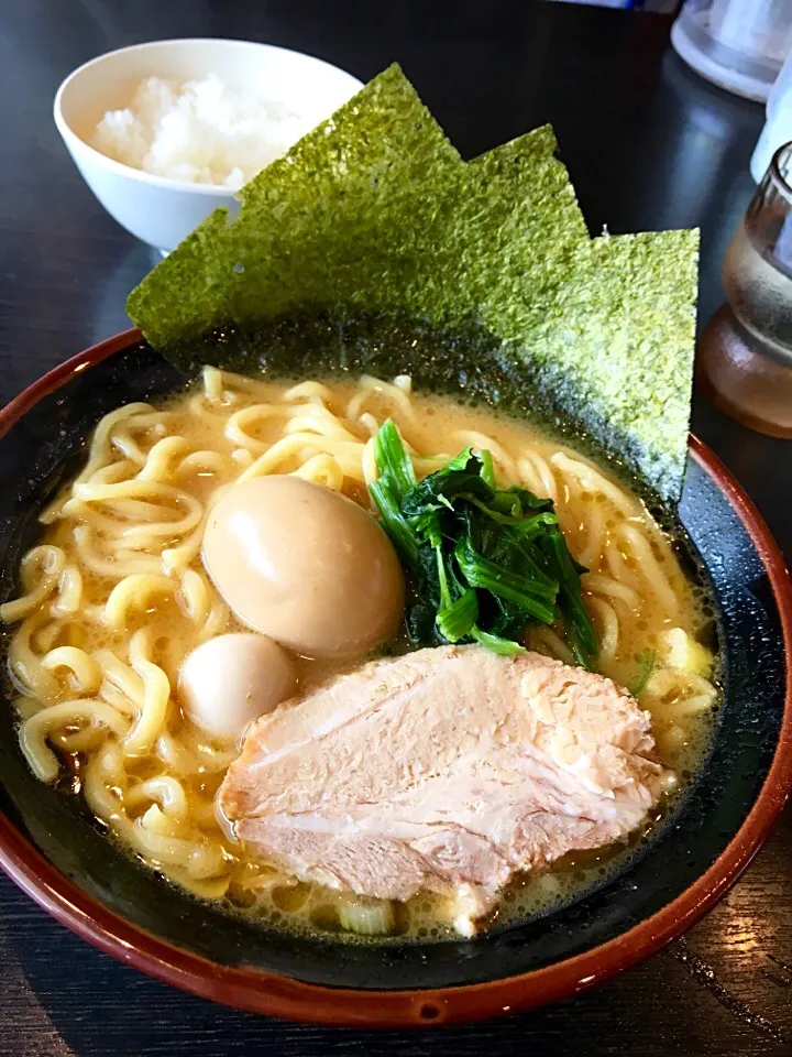 Snapdishの料理写真:麺匠屋の家系ラーメン|もにもにかさん