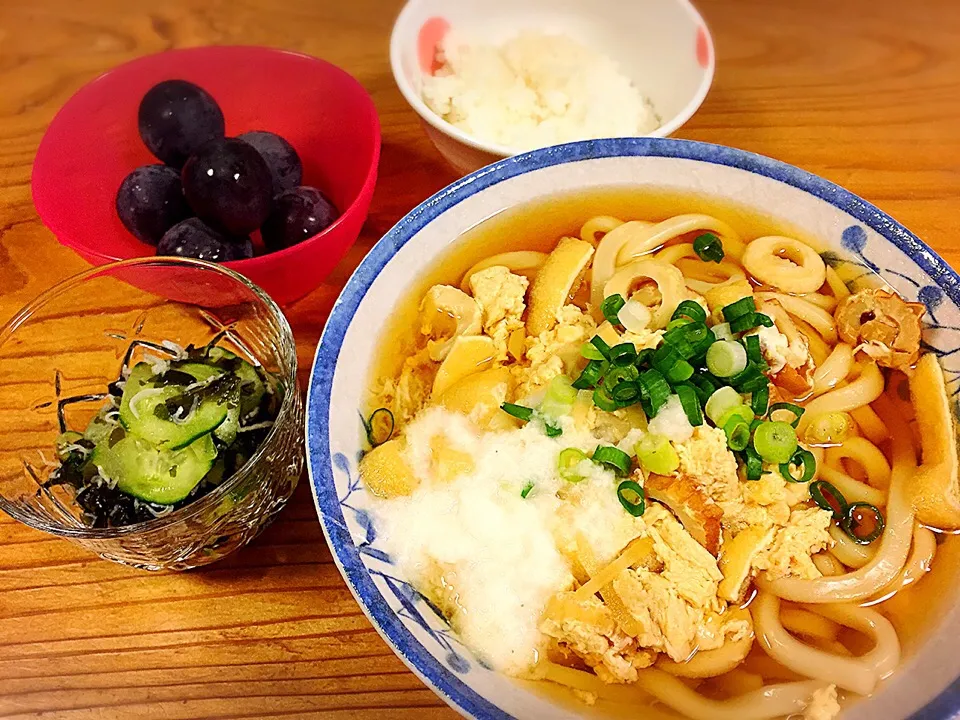 たまごとちくわ、長芋、ネギ、油揚げ、生姜の簡単うどん。キュウリ、ワカメ、干しエビ、ちりめんの簡単酢の物。|pepiさん