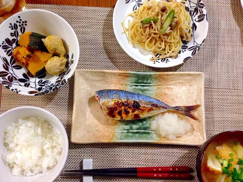 Snapdishの料理写真:晩ごはん
☆鯵の塩麹焼き
☆カボチャと鶏つくねの煮物
☆きのこの和風スパゲッティ(お昼の残り;^_^A
☆大根、玉ねぎ、厚揚げのお味噌汁|けいさん