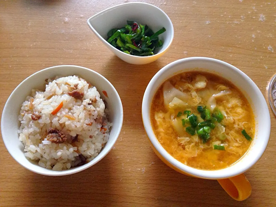 しぐれ煮まぜごはんと餃子の辛味噌スープとピーマンのきんぴら|こんこんさん