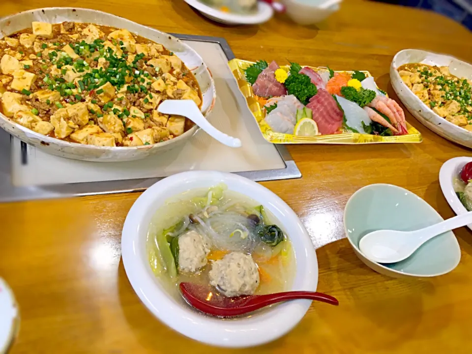 Snapdishの料理写真:麻婆豆腐と肉団子スープと刺身盛合せの晩御飯|K N 3さん