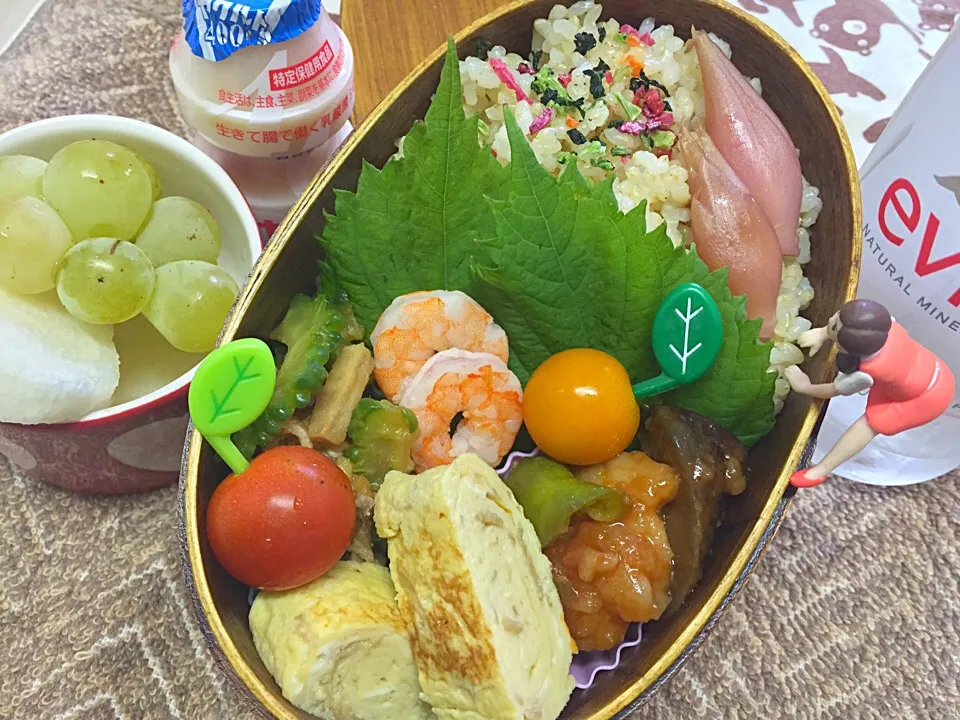 玄米ご飯&高野豆腐とゴーヤのチャンプルー&鶏胸肉と夏野菜の甘酢炒め&なめ茸玉子焼き&塩蒸しエビ&甘酢ミョウガ&果物(梨・ぶどう)&プチトマトのダーリンお弁当♪|桃実さん