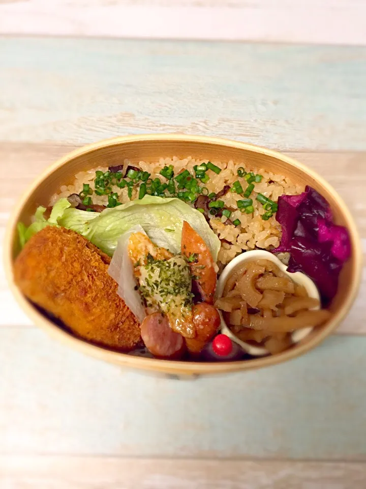 🍙きのこの炊き込みご飯
🍙カレーコロッケ
🍙ちくわとウインナーのマヨ炒め
🍙蓮根のきんぴら
🍙しば漬け|pindoraさん