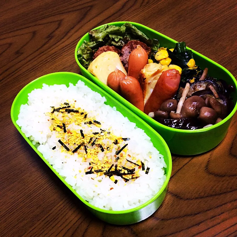 Snapdishの料理写真:9/20「のりたま弁当」♪

お気に入りのニチフリさんののりたまふりかけがメインのお弁当にしてみました。

おかずは作り置きのハンバーグ、
ポパイコーン
きのこと茄子のソテー
卵焼き
ウインナー

足元悪い朝なのでお出かけの方は気をつけましょ( ´ ▽ ` )ﾉ|夢ーテルさん