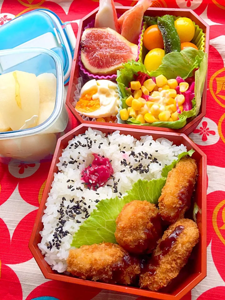 Snapdishの料理写真:お父さん弁当(⊹＾◡＾)ノo.♡ﾟ｡*
豚カツ+中濃ソース
白飯 梅干 胡麻塩
シシトウ炒め ミニトマト
茹で玉子+マヨネーズ
サラダ(レタス 赤キャベツピクルス コーン)
カニかま 無花果 八雲梨|Blueberry🫐さん