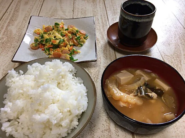 今日の男飯(⌒-⌒; )朝ごはんバージョン♫スクランブルエッグinシシトウ、人参、ウィンナー、マヨand味噌汁♫|ひーちゃんさん