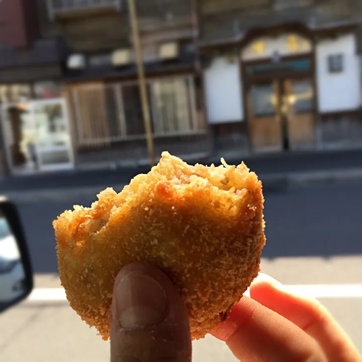 阿佐利 本店 のコロッケ！
玉ねぎがシャキシャキお芋がもっちり✨
美味しかった！
函館で食べるものまた増えたわw|NanaMOさん