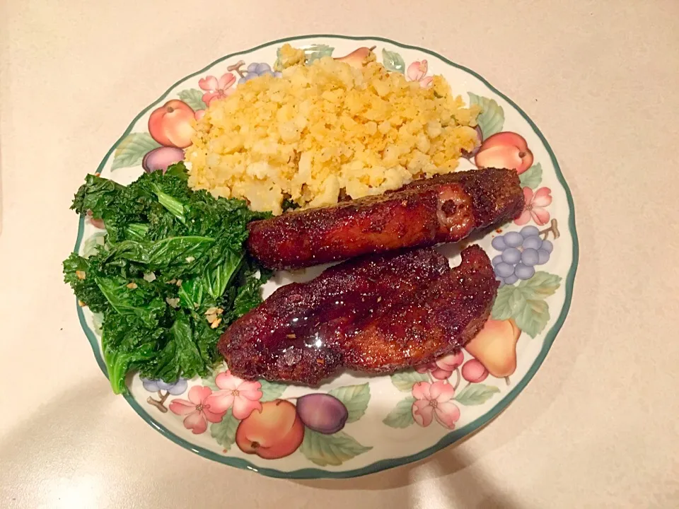 Snapdishの料理写真:Country Style Ribs, Cauliflower Rice and Garlic Kale.|Rafael Pachecoさん