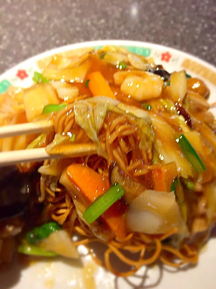 またまた京成津田沼のタケちゃんで、五目焼きそば！外はカリカリ、中はもっちりの麺が最高！この美味しさは、既にアートです(^_^)v|ギムレットさん