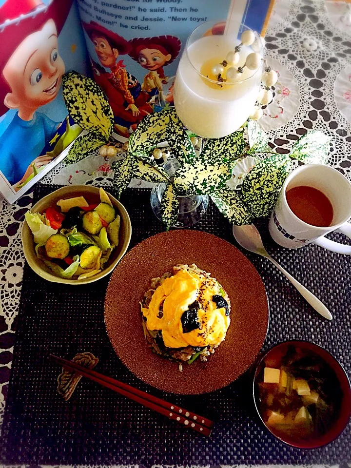 朝ごはん！ニンニクの芽と牛肉ごはん、
ふわふわ卵乗せ！|Tina Tomoko😋さん