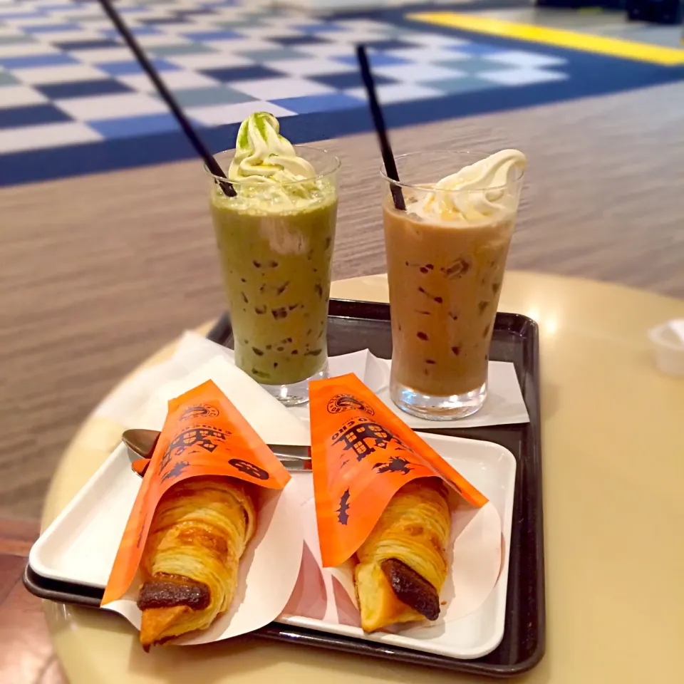 Snapdishの料理写真:サンマルクカフェの抹茶ラテフロート♡
ロイヤルミルクティーフロート♡
ハロウィンチョコクロ(クリーミーキャラメル)|ジヌ美さん