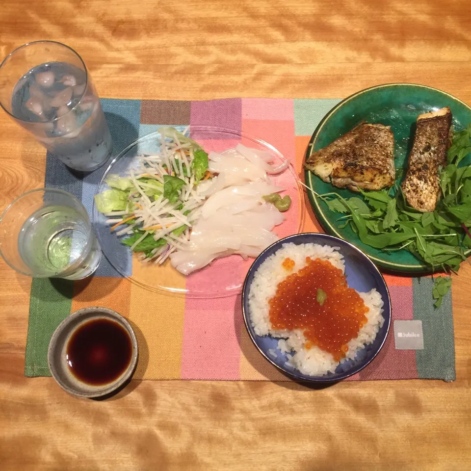 採れたて甲イカの刺身
天然真鯛の香草焼き
イクラ丼|シンラさん