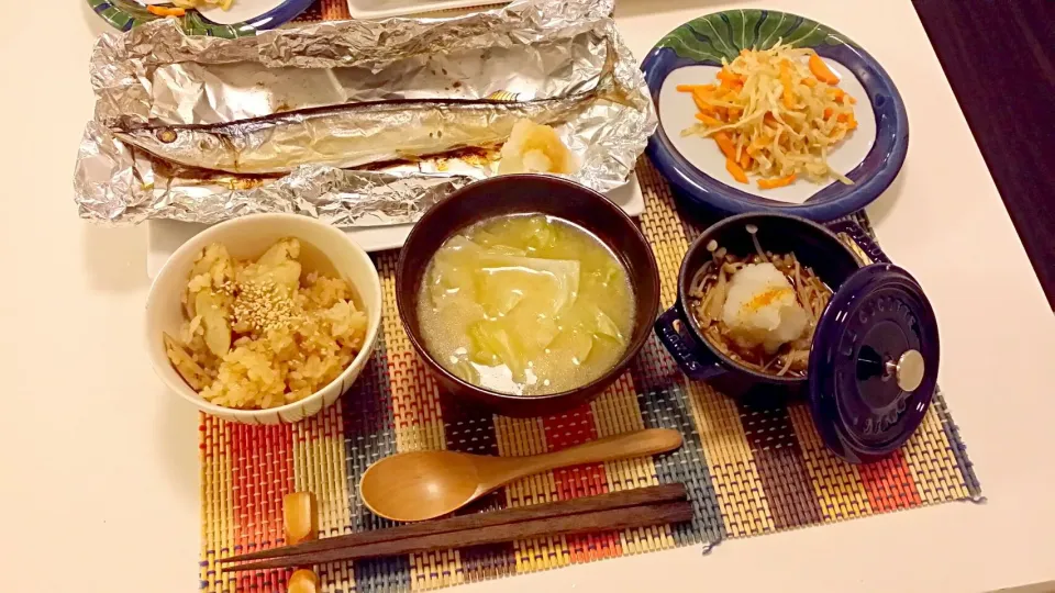 Snapdishの料理写真:今日の夕食　ポン酢でさんまの塩焼き、切り干し大根の煮物、きのこのさっと煮、ごぼうの炊き込みご飯、きゃべつの味噌汁|pinknari🐰🌈さん