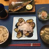 Snapdishの料理写真:今夜の夕食。
昨日のウニクリームパスタ用の残ってたウニで、ひじきウニご飯作ってみました！|大福ママさん