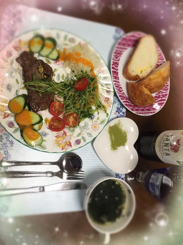 今夜は一人で、わかめスープ。☆〜（ゝ。∂）ステーキ、サラダ。ドンクの焼きたてチーズパン頂きまぁす！！☆〜（ゝ。∂）明日は晴れて、欲しいね〜⭐︎|misuzumisuさん