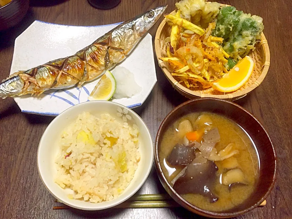 芋ご飯 味噌汁 秋刀魚塩焼き 天ぷら|梛さん