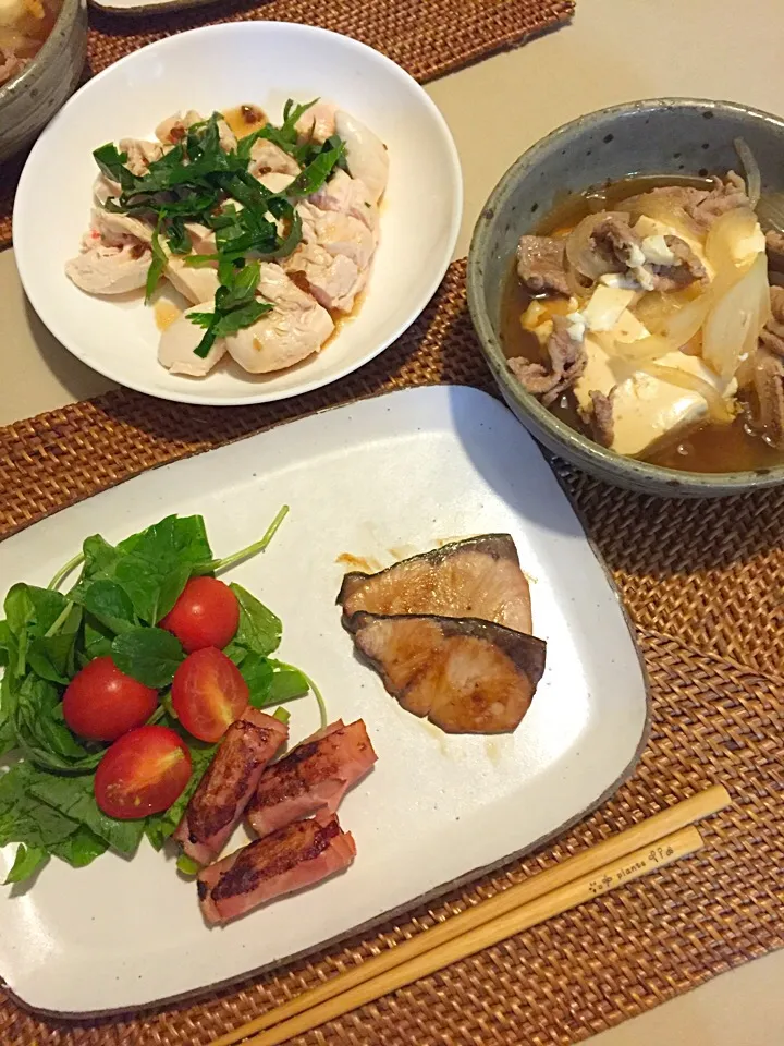 Snapdishの料理写真:晩御飯♪ ☆ささみの湯引き・大葉のせ、ワサビドレ☆肉豆腐☆ぶり照り焼き☆アスパラベーコン☆ベビーリーフのサラダ|denko🐣さん