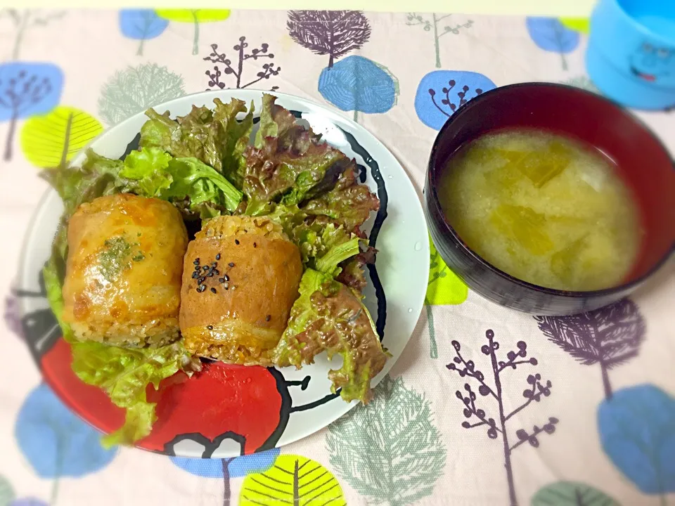 楓のお味噌汁と肉巻きおにぎり|よこたんさん