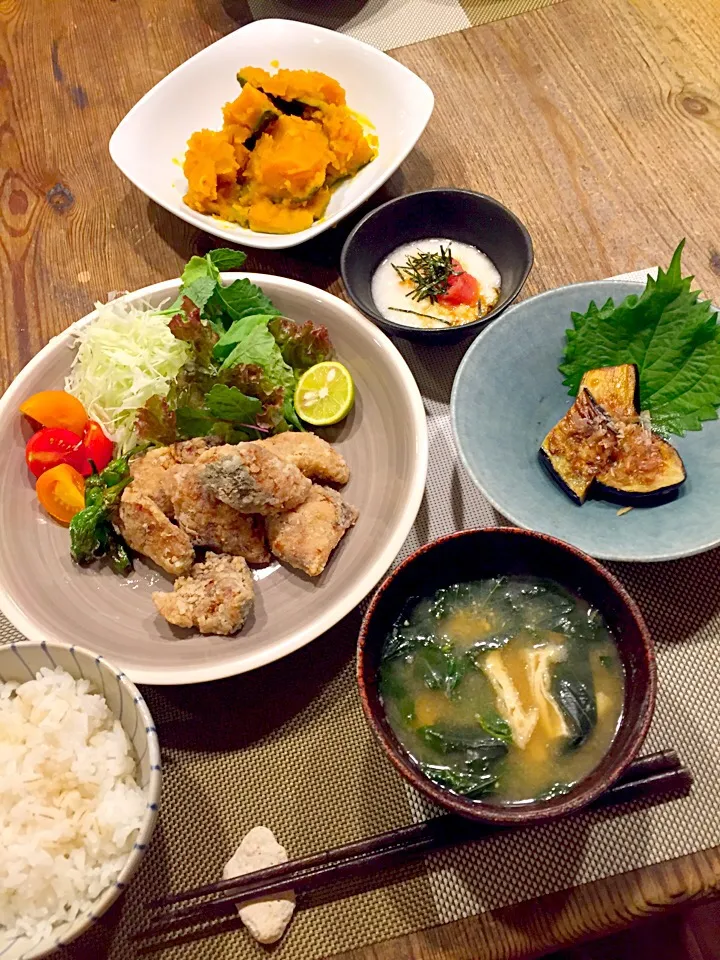 今日の晩御飯💛ブリの竜田揚げ🐟ナスのオリーブオイル和風ソテー🍆かぼちゃの煮物🎃明太長芋とろろ、モロヘイヤと油揚げのお味噌汁🌿|まみりんごさん