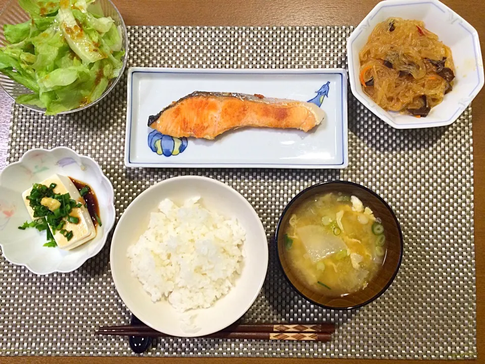 鮭、麻婆春雨、冷奴、サラダ、味噌汁|ぱぴこさん