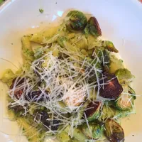 pasta with pumpkin seed pesto and fried brussels sprouts|Matthew Cashenさん