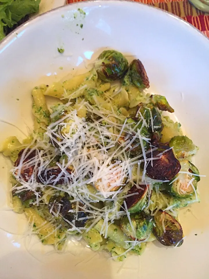 pasta with pumpkin seed pesto and fried brussels sprouts|Matthew Cashenさん