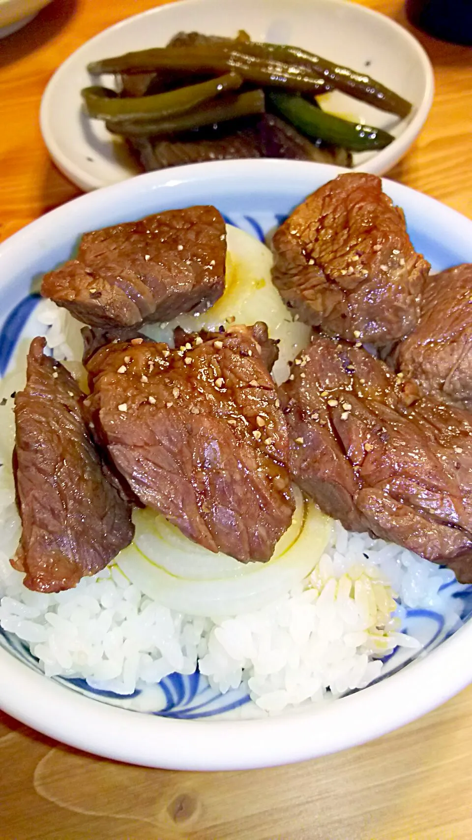 Snapdishの料理写真:牛ステーキ丼  &   茄子の煮びたし|ｌａｖｅｎｄｅｒｆ❜mさん