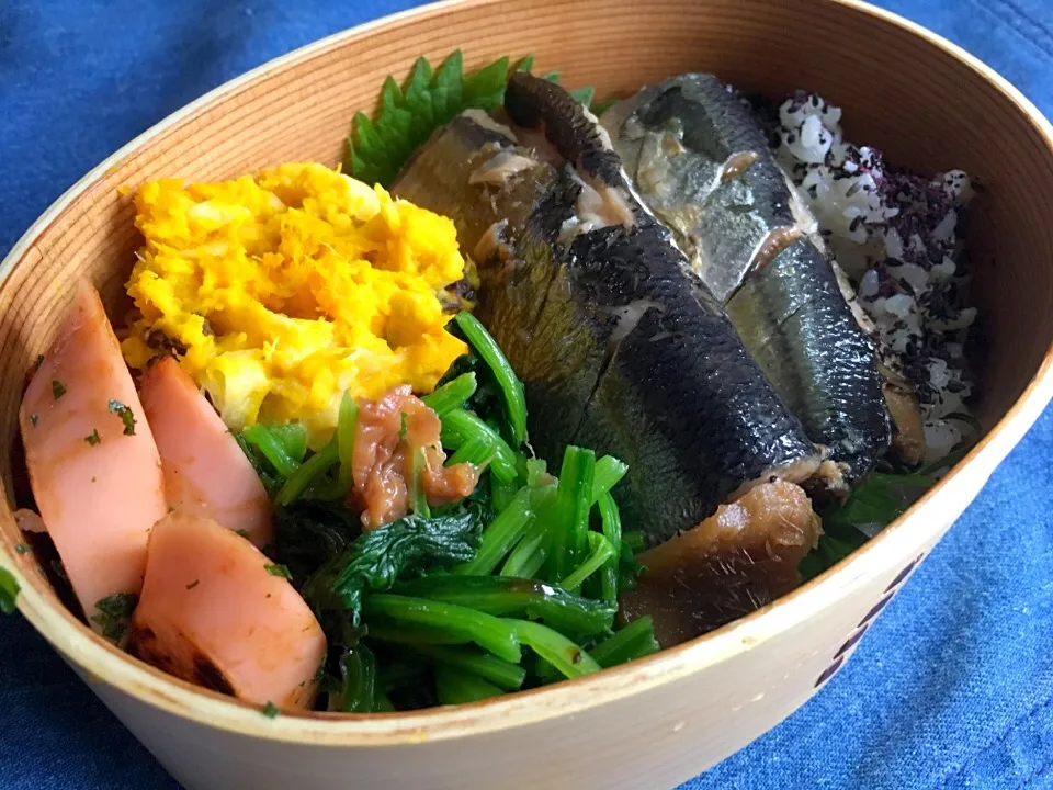 Snapdishの料理写真:秋刀魚煮弁当|Naoko Miyataさん