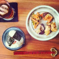 Snapdishの料理写真:お昼ごはん

梅干しおにぎり
タンドリーチキン
焼き鮭と玉ねぎマリネ
にんじんとピーマンの金平
茄子の南蛮漬け|shhhさん